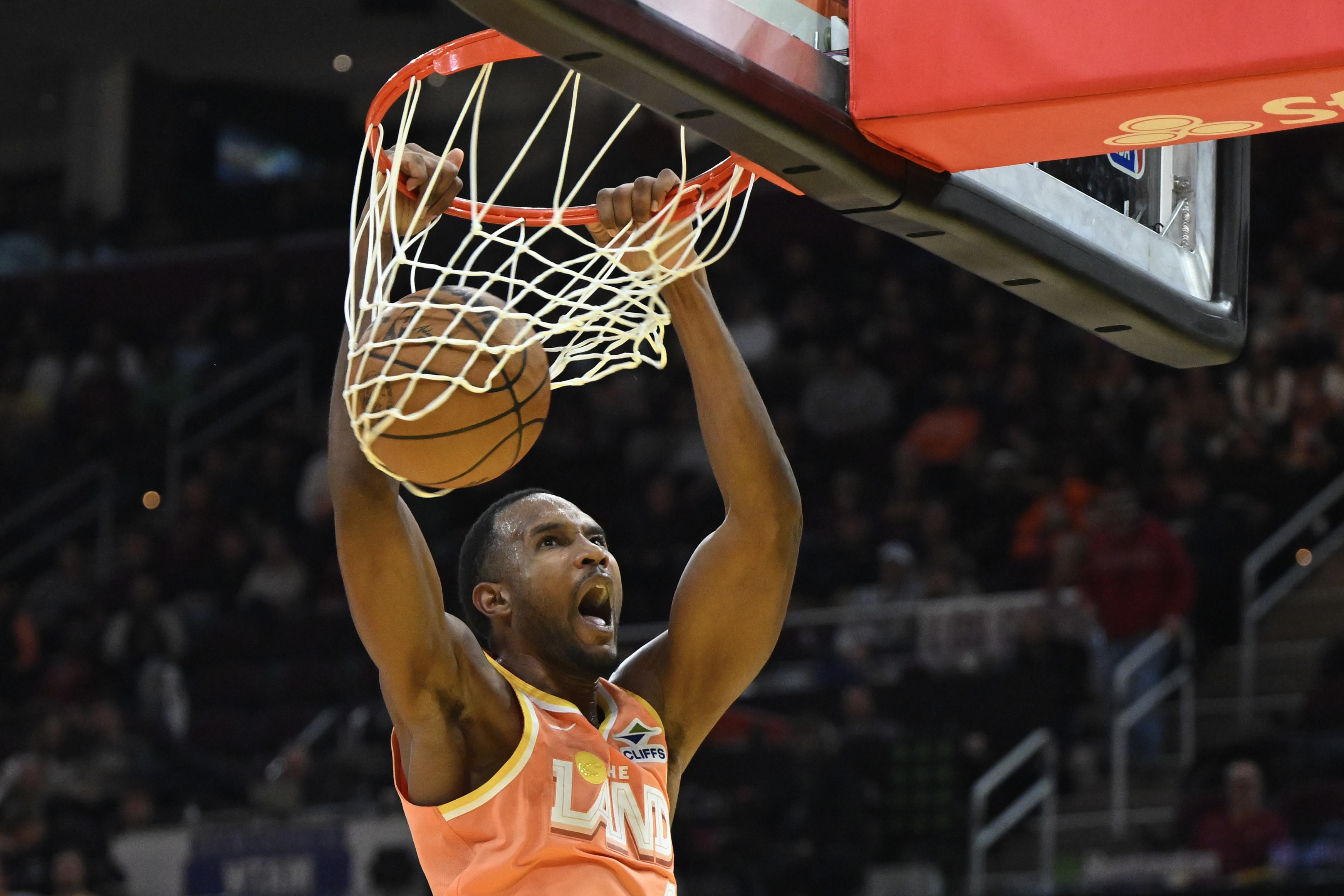 kaiyun-年仅24岁！小莫布里生涯500次盖帽 骑士队史第5人&amp;最年轻达成球员