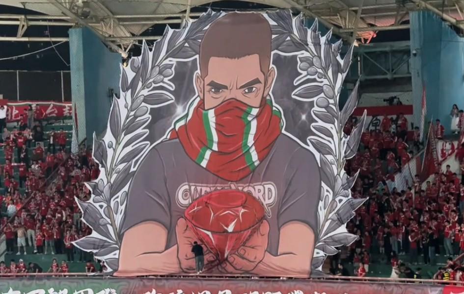河南对申花Tifo：纵有万般困难，你依旧是那颗璀璨耀眼的珍宝